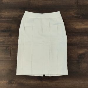 This is a super gorgeous Women's H&M White Beige Pencil Skirt in a Size 6